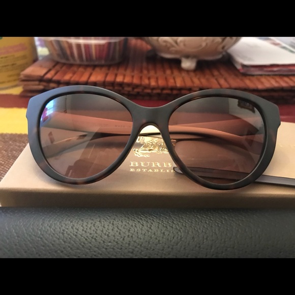 Burberry Cat eye sunglasses - Picture 3 of 4